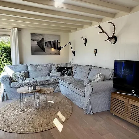 For Four Guests Near بيت للعطل *